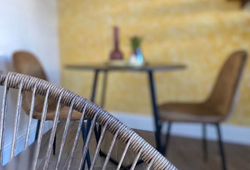 هتل El Balcón De La Reina Suites