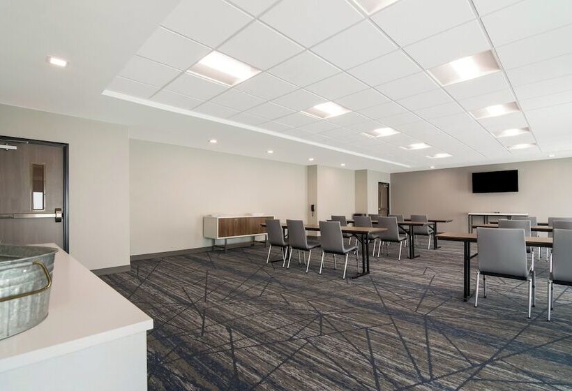 فندق Holiday Inn Express & Suites   Springdale   Fayetteville Area