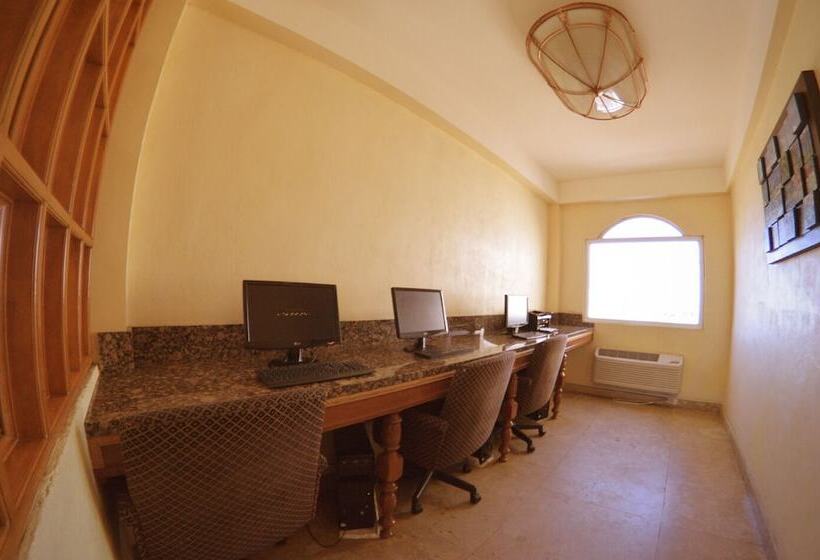 فندق Los Cedros Inn Delicias