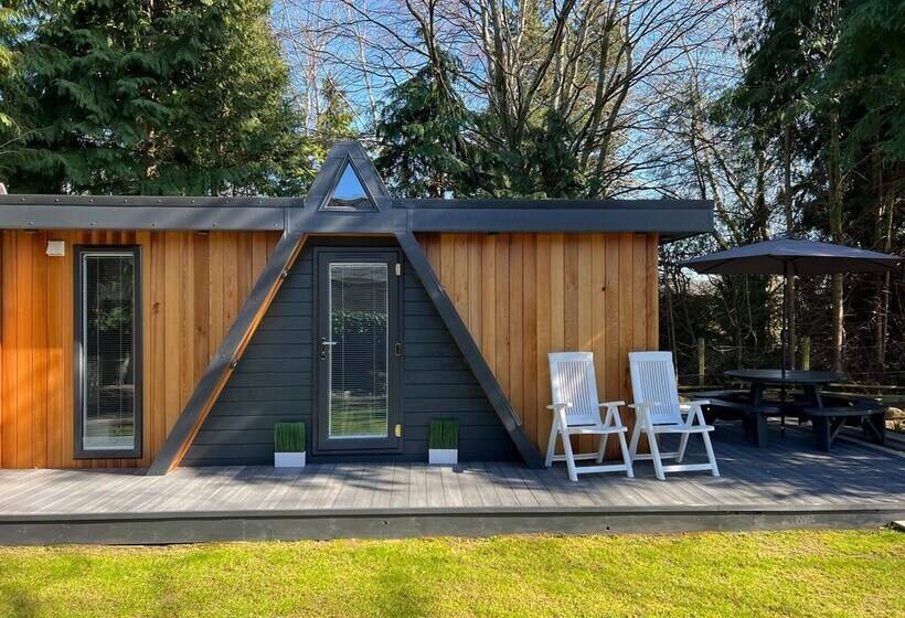 Отель Royal Snug & Wee Snug