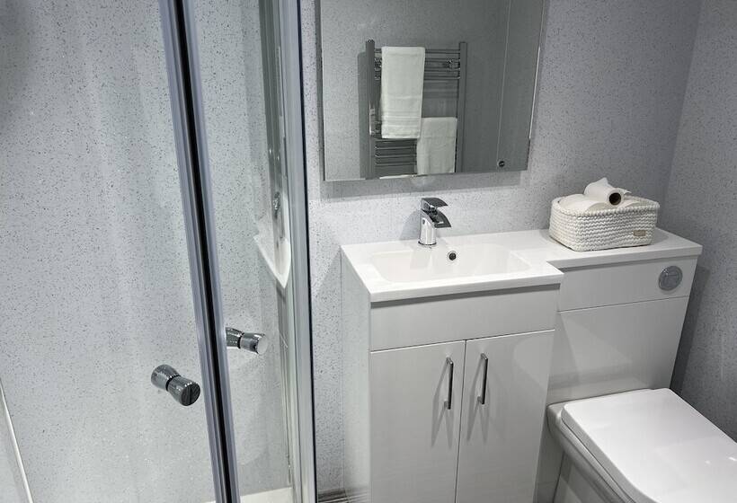 Отель Royal Snug & Wee Snug