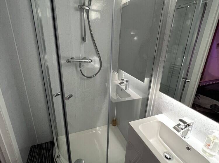 Отель Royal Snug & Wee Snug