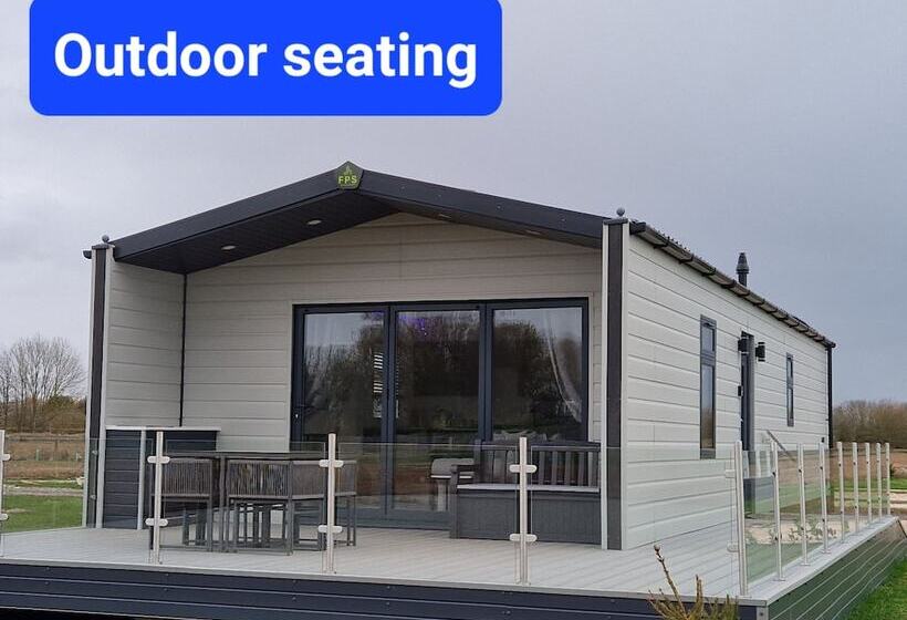 בית מלון כפרי Waterside Lodge   Dog Friendly, Sutton On Sea