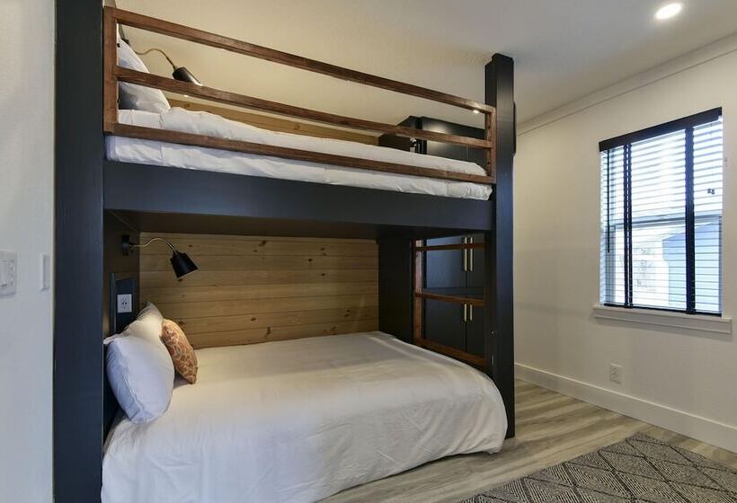 Lake House @ Lighthouse Lodge   Lake Views   Bring Your Boat!