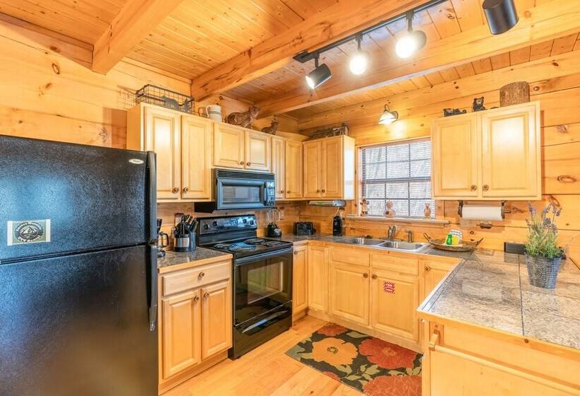 Moonshine Ridge Cabin With Hot Tub And Fire Pit