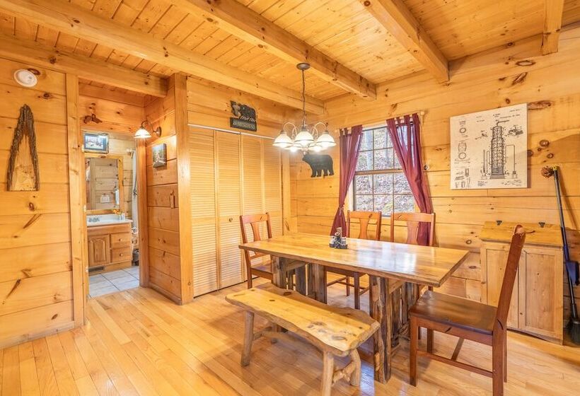 Moonshine Ridge Cabin With Hot Tub And Fire Pit