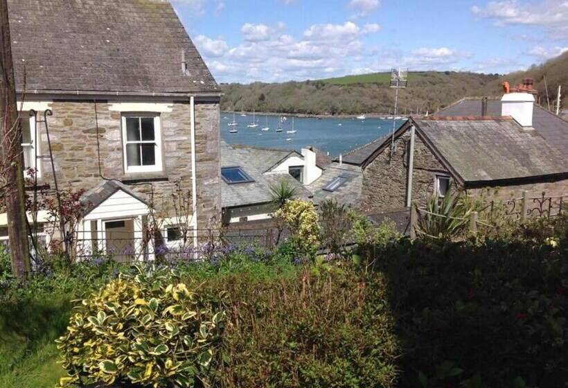 Newly Refurbished 7 Bed Cottage In Polruan, Fowey