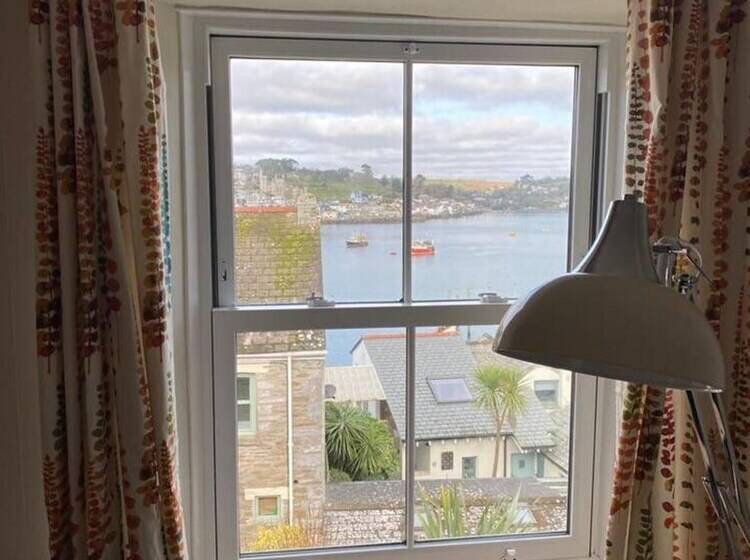 Newly Refurbished 7 Bed Cottage In Polruan, Fowey