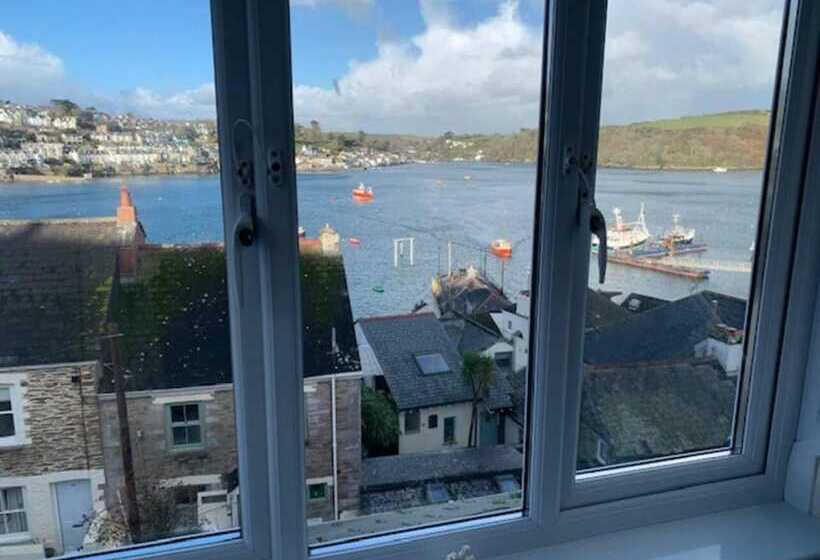 Newly Refurbished 7 Bed Cottage In Polruan, Fowey