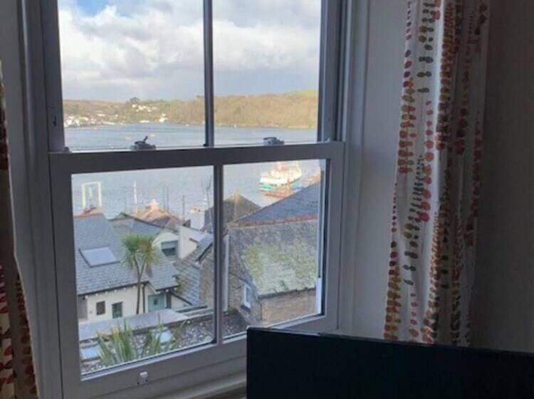 Newly Refurbished 7 Bed Cottage In Polruan, Fowey