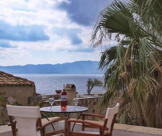 ペンション Menexes Suites Monemvasia