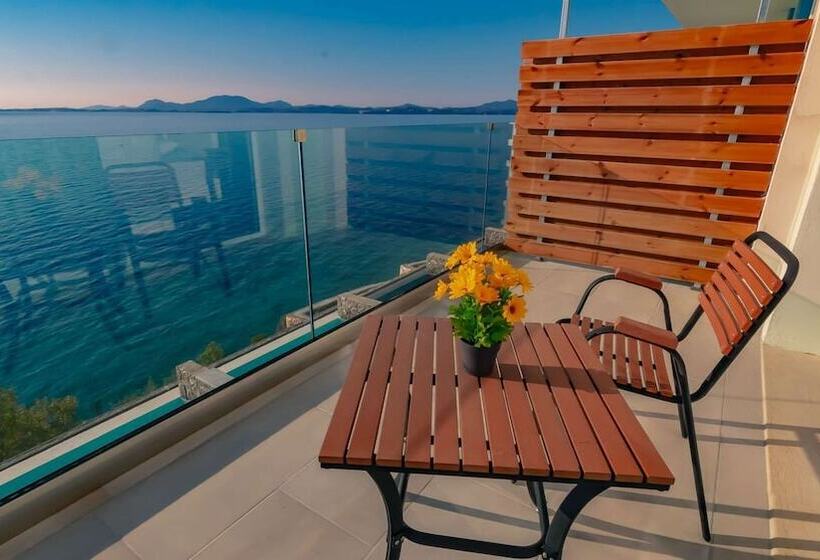 Пансион Room In Guest Room Room With Private Pool