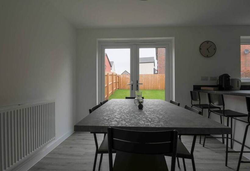 Резиденция Beautiful 4 Bed House 15 Mins To Cardiff & Newport