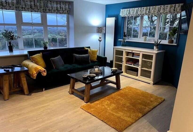 レジデンス Cottage With Stunning Views And Hot Tub