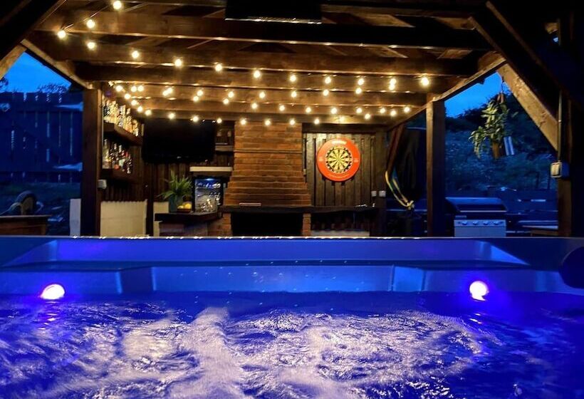 レジデンス Cottage With Stunning Views And Hot Tub