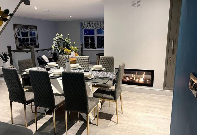 レジデンス Cottage With Stunning Views And Hot Tub