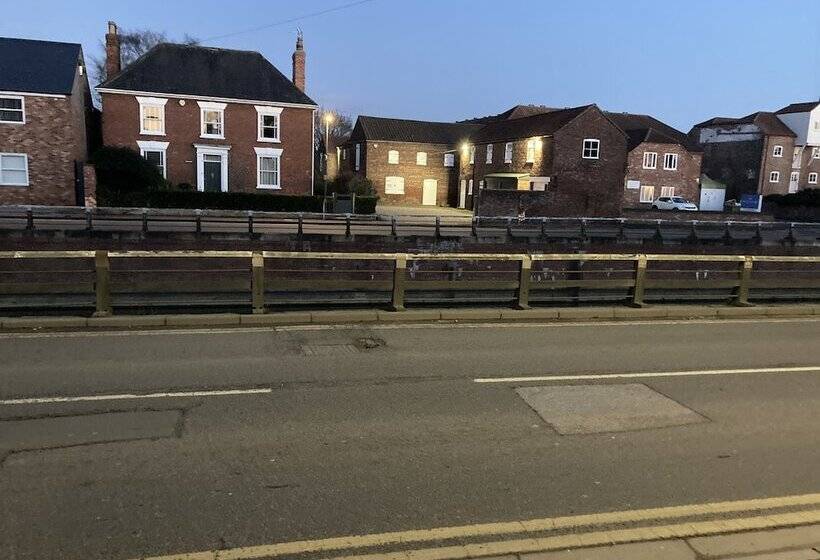 Резиденция Lovely 2 Bed House Apartment In Boston Towncentre