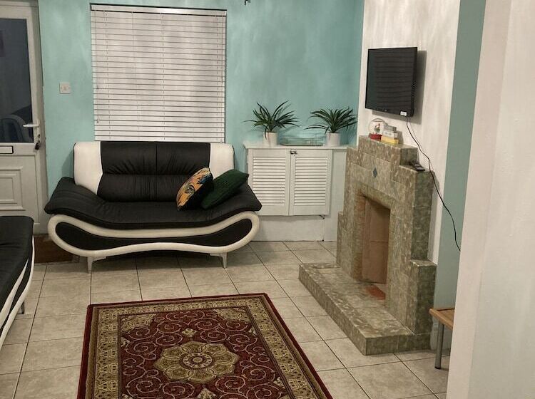 Резиденция Lovely 2 Bed House Apartment In Boston Towncentre