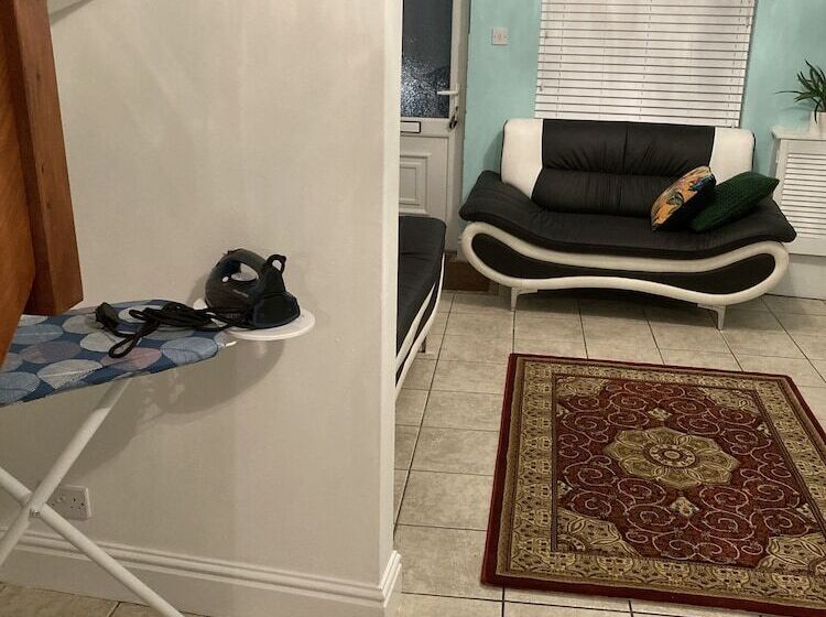 Резиденция Lovely 2 Bed House Apartment In Boston Towncentre