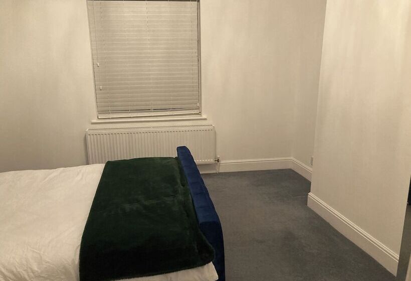 Резиденция Lovely 2 Bed House Apartment In Boston Towncentre