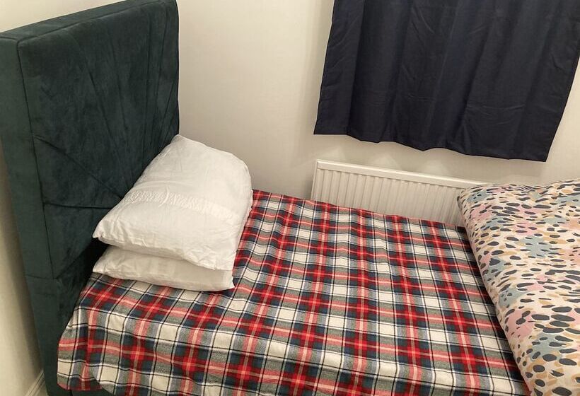 Резиденция Lovely 2 Bed House Apartment In Boston Towncentre