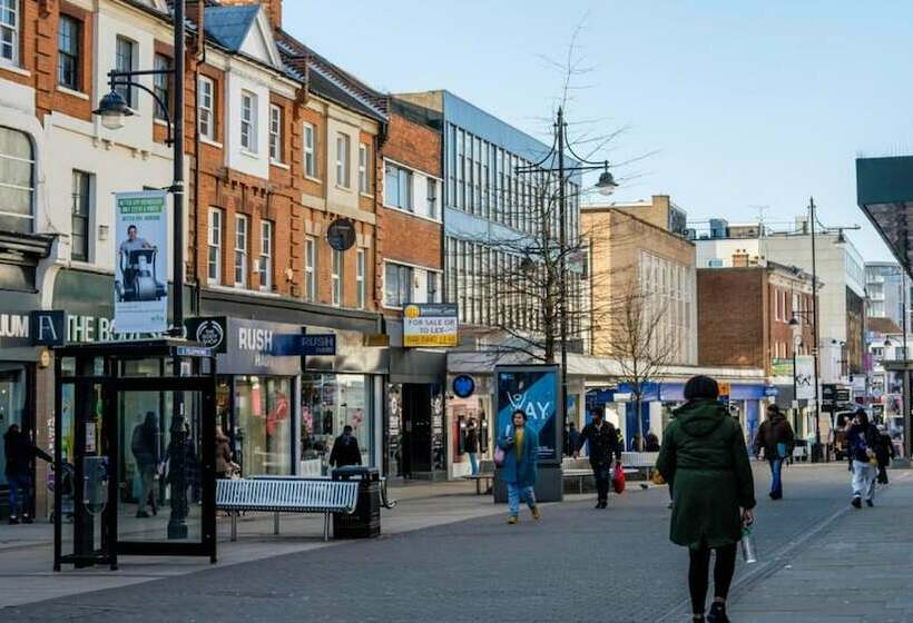 Резиденция Lovely 5 Bed House In Romford, Greater London