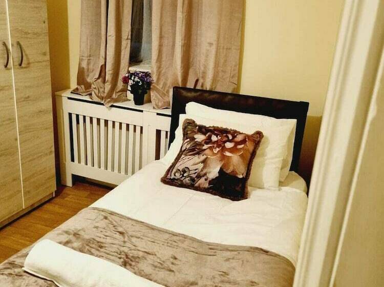 Резиденция Lovely 5 Bed House In Romford, Greater London