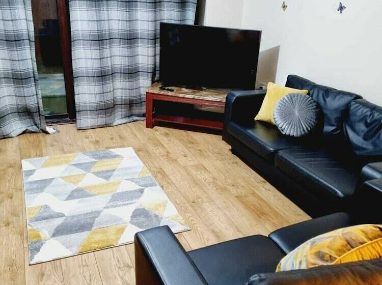 Резиденция Lovely 5 Bed House In Romford, Greater London