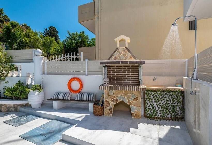 Резиденция Mikaela S Pool House