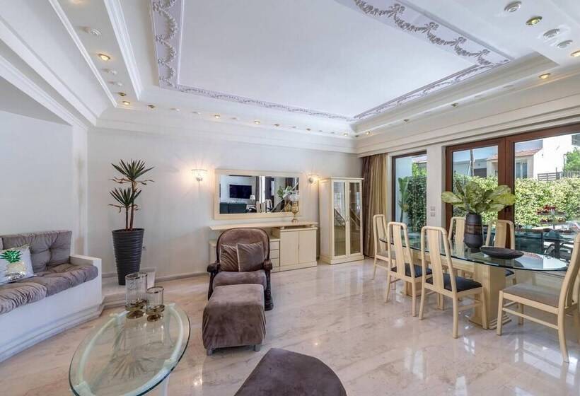 Резиденция Mikaela S Pool House