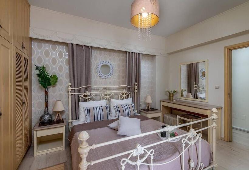 Резиденция Mikaela S Pool House