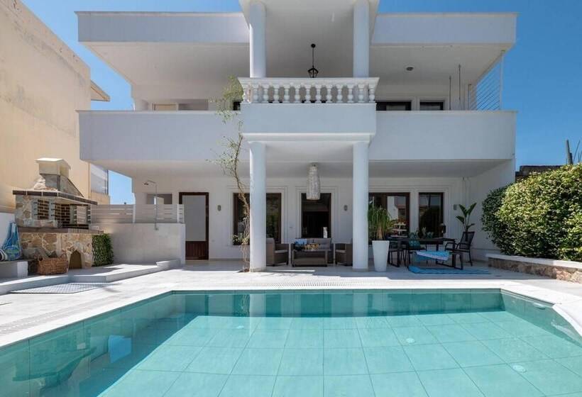 Резиденция Mikaela S Pool House