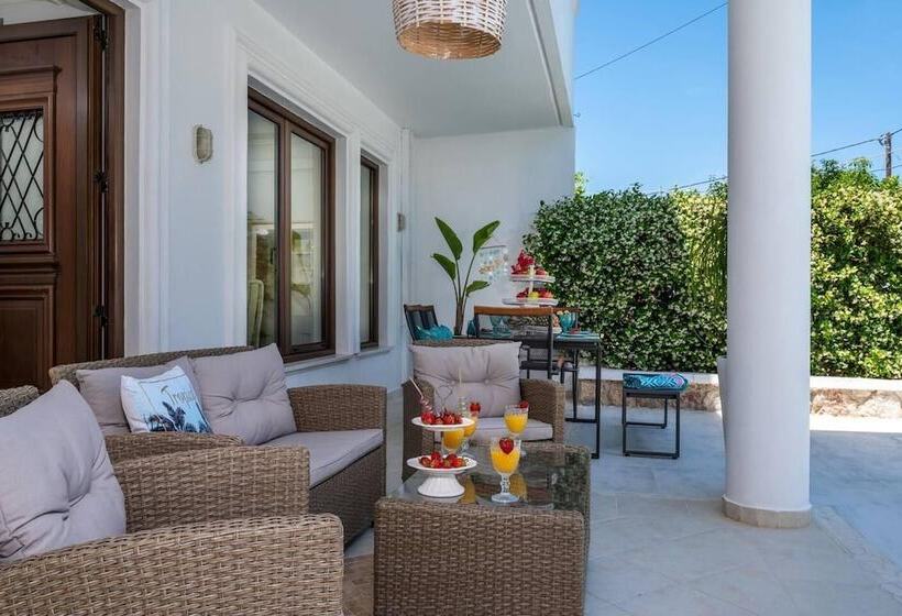 Резиденция Mikaela S Pool House