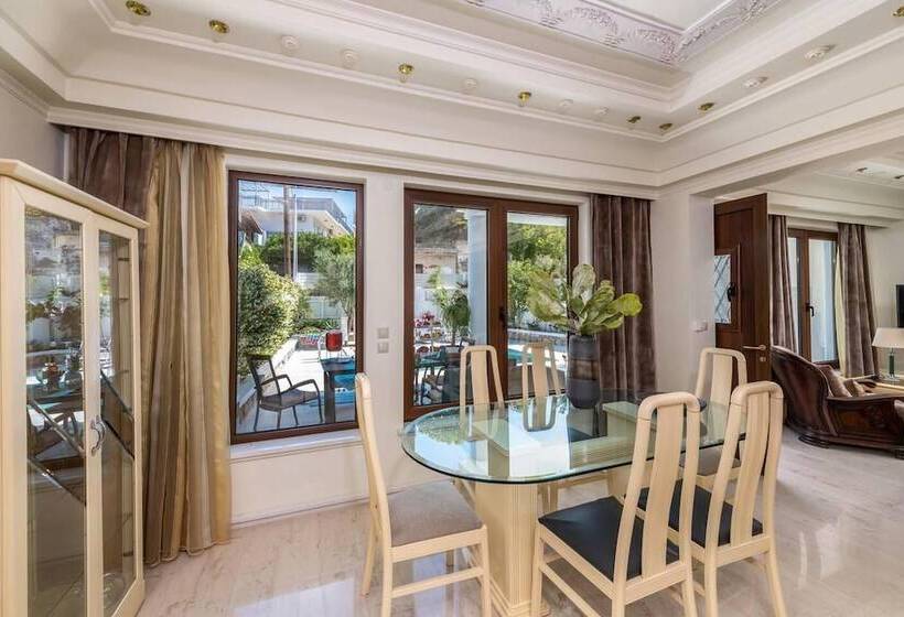 Резиденция Mikaela S Pool House