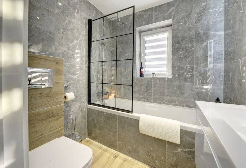 레지던스 Modern 2br House & Private Parking & Kid Friendly