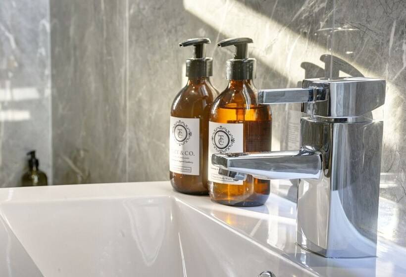 اقامتگاه Modern 2br House & Private Parking & Kid Friendly