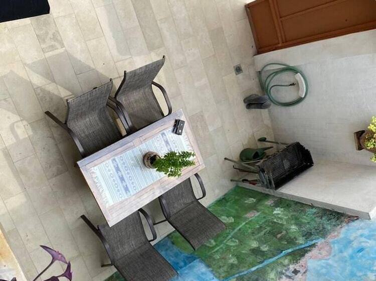 住所  Stone House 3 Bedroom 8 Persons