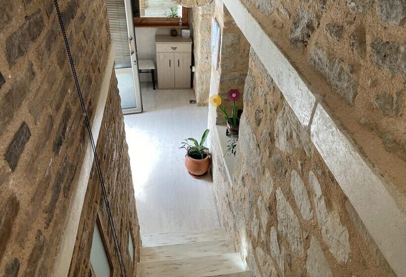 住所  Stone House 3 Bedroom 8 Persons