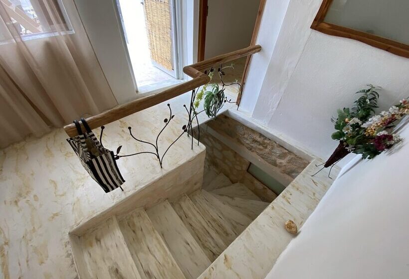 住所  Stone House 3 Bedroom 8 Persons