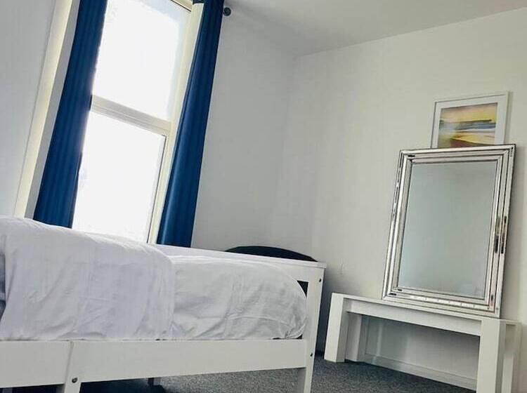 レジデンス Stunning 2 Bed House In Chatham