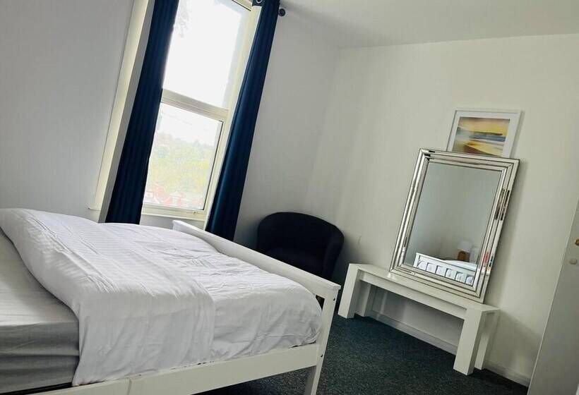 住所  Stunning 2 Bed House In Chatham