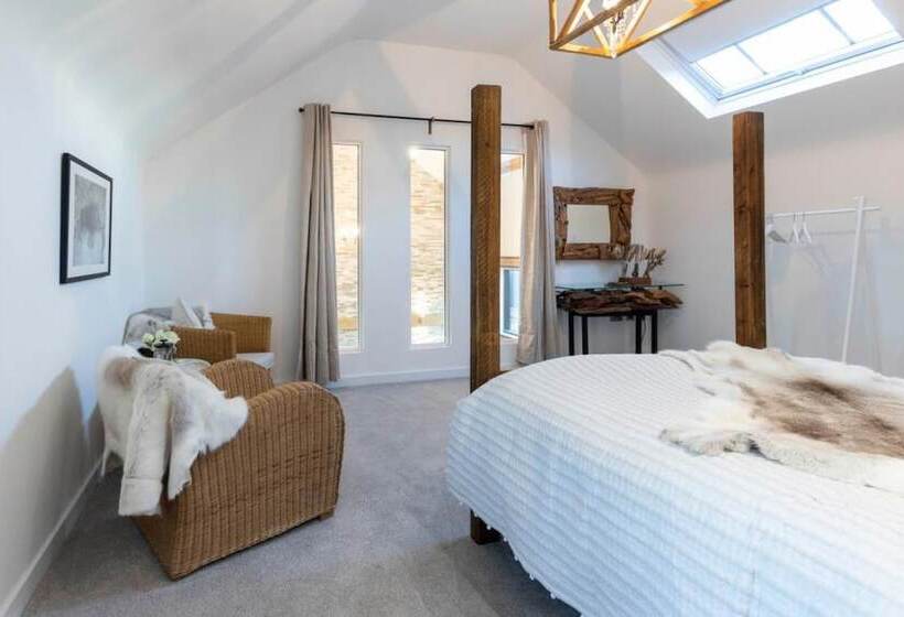 Резиденция Stunning Barn Sleeps 10 With Hot Tub Nr Melton