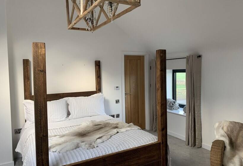 Резиденция Stunning Barn Sleeps 10 With Hot Tub Nr Melton