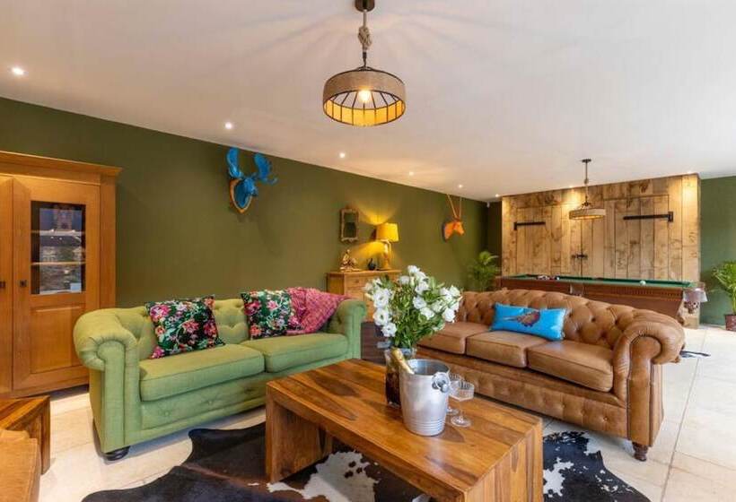 Резиденция Stunning Barn Sleeps 10 With Hot Tub Nr Melton