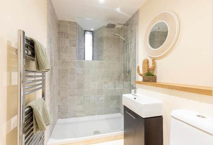 Резиденция Stunning Barn Sleeps 10 With Hot Tub Nr Melton