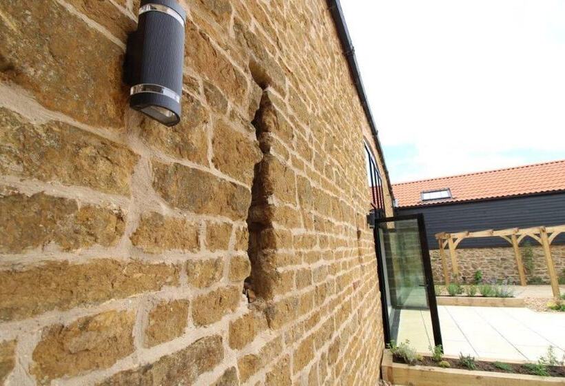 Резиденция Stunning Barn Sleeps 10 With Hot Tub Nr Melton