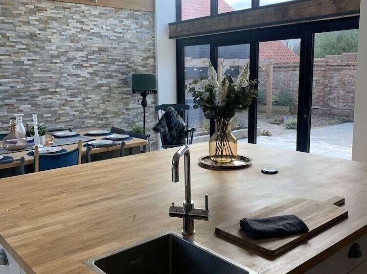 Резиденция Stunning Barn Sleeps 10 With Hot Tub Nr Melton