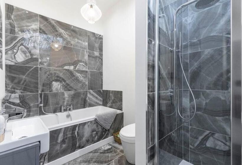 Резиденция Stunning Barn Sleeps 10 With Hot Tub Nr Melton