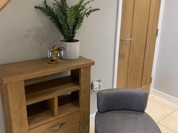 Резиденция Stunning Barn Sleeps 10 With Hot Tub Nr Melton