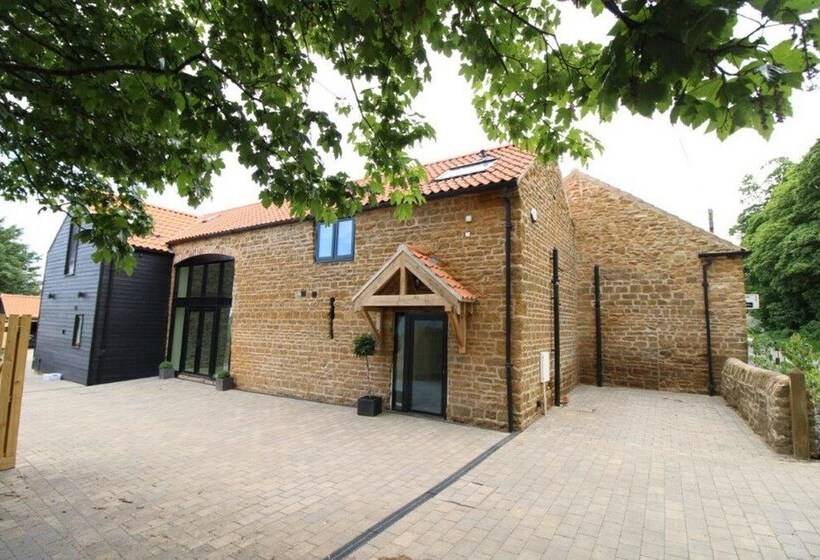 Резиденция Stunning Barn Sleeps 10 With Hot Tub Nr Melton